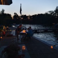 Vollemaanzwemmen bij sfeerverlichting