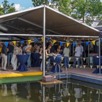 Ontmoetingen in de feesttent