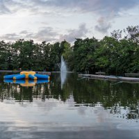 De fontein weerspiegelt in het water