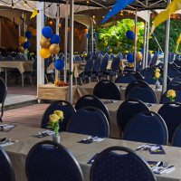 De feesttent staat klaar voor het diner