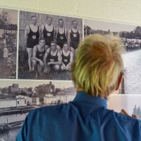 Herinneringen bij de historische fotowand