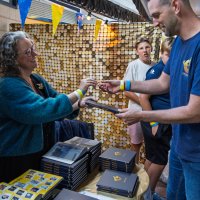 Het jubileumboek wordt overhandigd