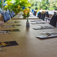Een lange tafel voor een feestelijk diner