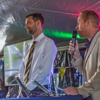 Mark spreekt tijdens het jubileumfeest