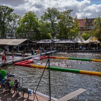Overzicht van het zwembad en de toernooivelden
