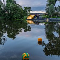 Waterpoloballen op het rustige water