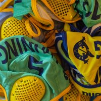 Waterpolocaps in de clubkleuren