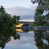 Het zwembad in avondlicht
